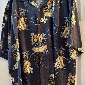 Tommy Bahama XL Hawaiian Floral Button-Up Shirt​